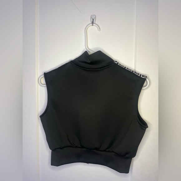 Nike Black Small Activewear Crop Top: Style and Performance Combined - Picture 6 of 7
